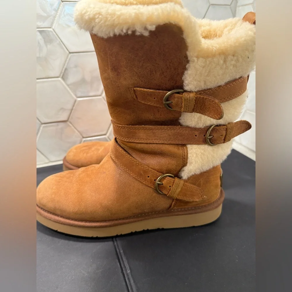 Ugg Woman’s Beckett Boots Sz 6 Chestnut Brown Leather Strap Closure Sheepskin